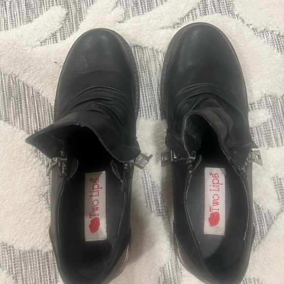 These are like new, worn once. Distressed puckered Oxford - Picture 3 of 5